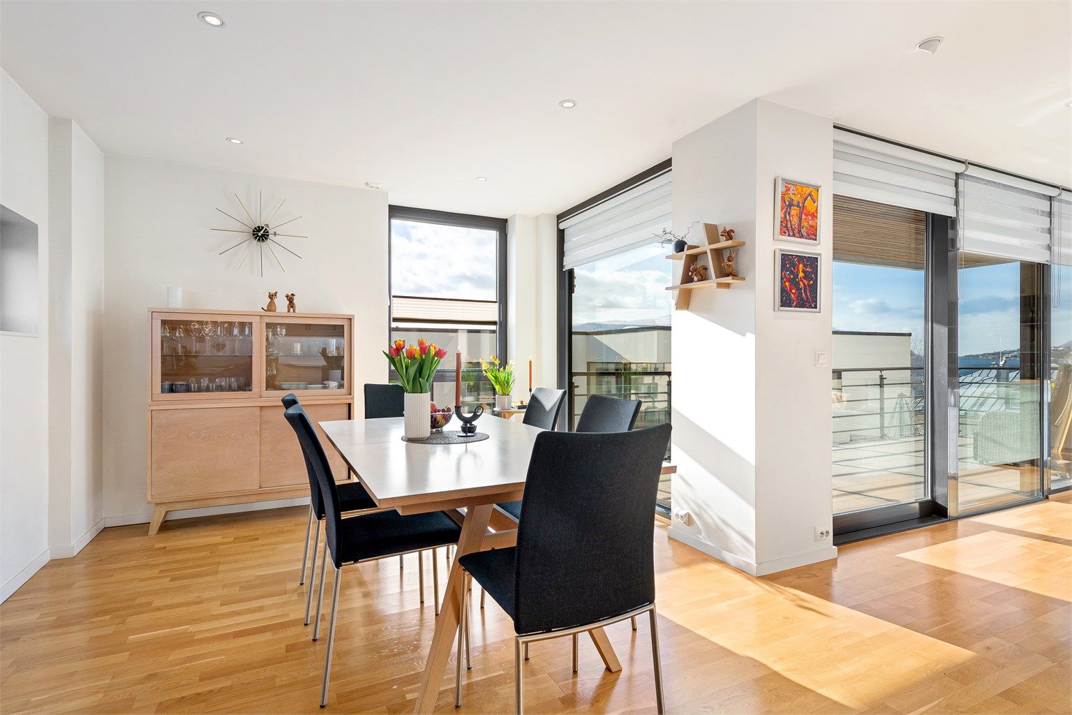 Spisestue i tilknytning kjøkken plassert ved vindu med utsikt mot Borgundfjorden i vest