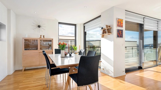 Spisestue i tilknytning kjøkken plassert ved vindu med utsikt mot Borgundfjorden i vest