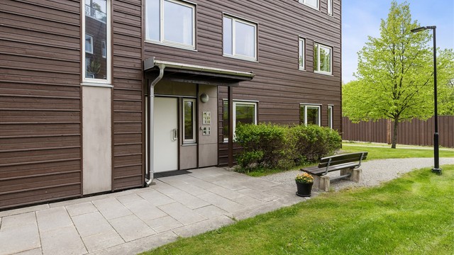 Praktisk adkomst fra felles inngangsparti. Leiligheten ligger på høyre side.