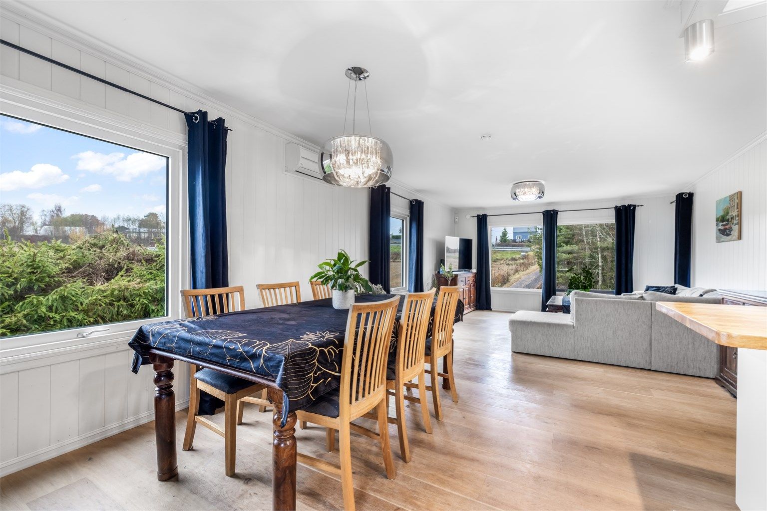 Boligen fremstår som godt vedlikeholdt med både fagmessige og egeninnsatsbaserte forbedringer som gir et moderne og funksjonelt hjem