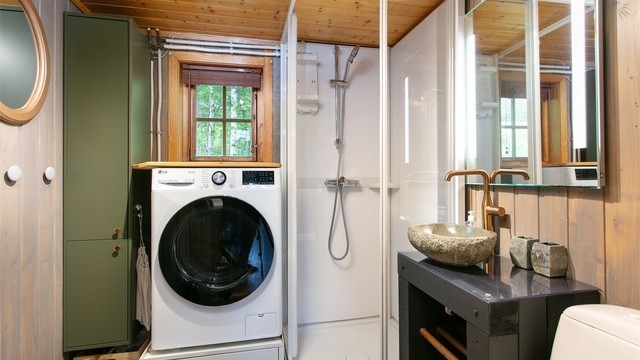 Badet har gulvvarme, dusjkabinett og servant med innredning.