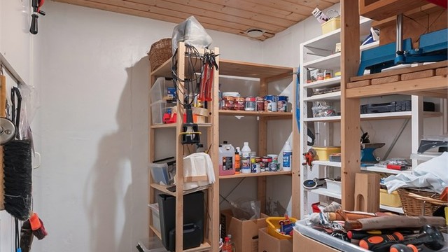 En av flere boder i kjelleren som gir svært gode lagringsmuligheter.
