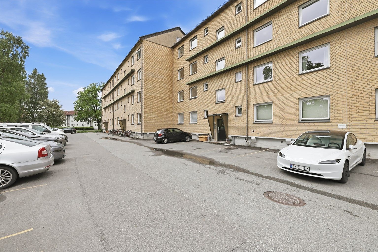 Leiligheten disponerer egen parkeringsplass. I tillegg følger det med to boder, en i kjeller og en på loftet.
