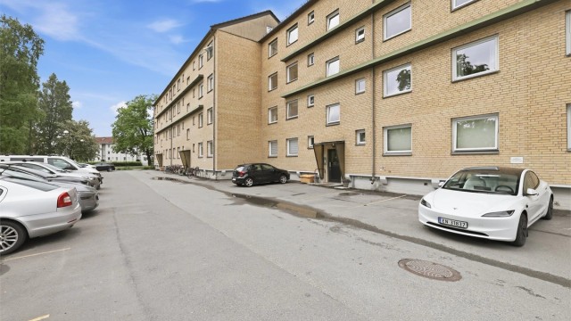 Leiligheten disponerer egen parkeringsplass. I tillegg følger det med to boder, en i kjeller og en på loftet.