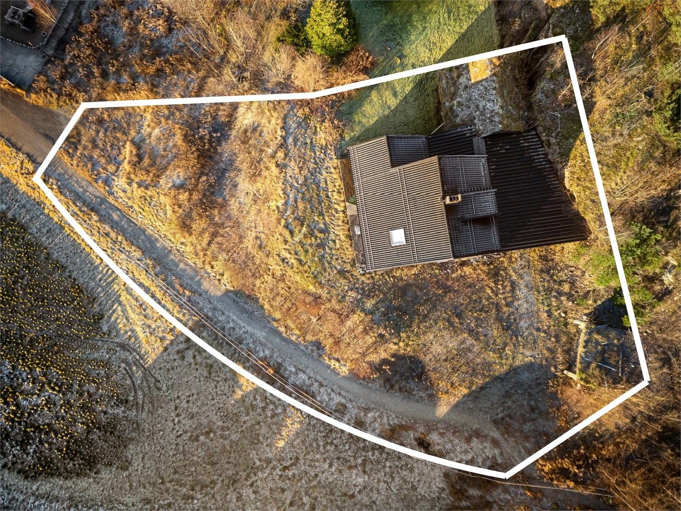 Tomten er bestående av grøntarealer og er bebygd med en enebolig samt garasje (rivningsobjekt).
Foto: Ole Thorgeir Solheim Thoresen