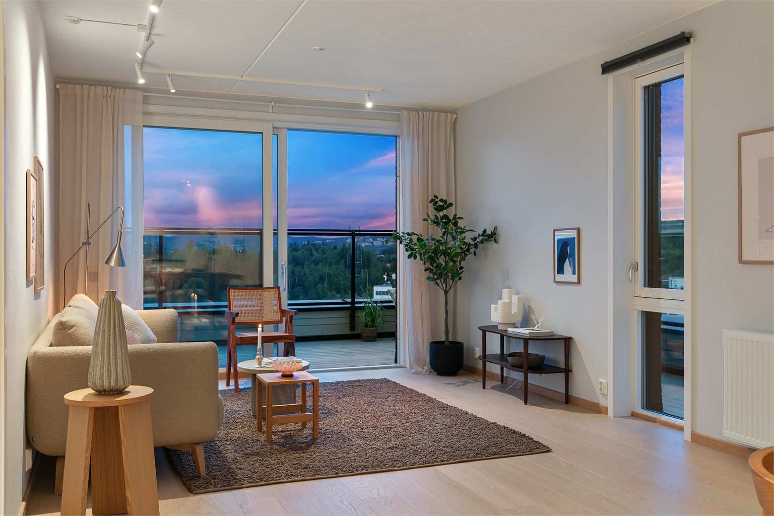 Fra stuen er det direkte utgang til balkongen