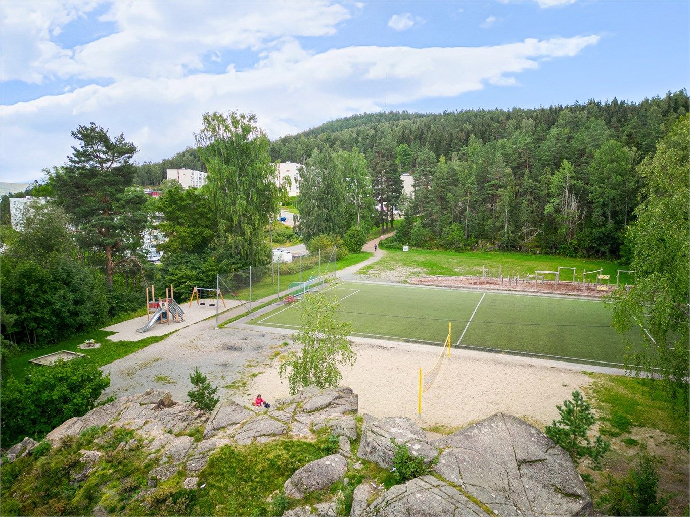 Fotballbane og lekeplass i kort gangavstand fra leiligheten