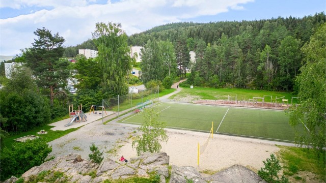 Fotballbane og lekeplass i kort gangavstand fra leiligheten
