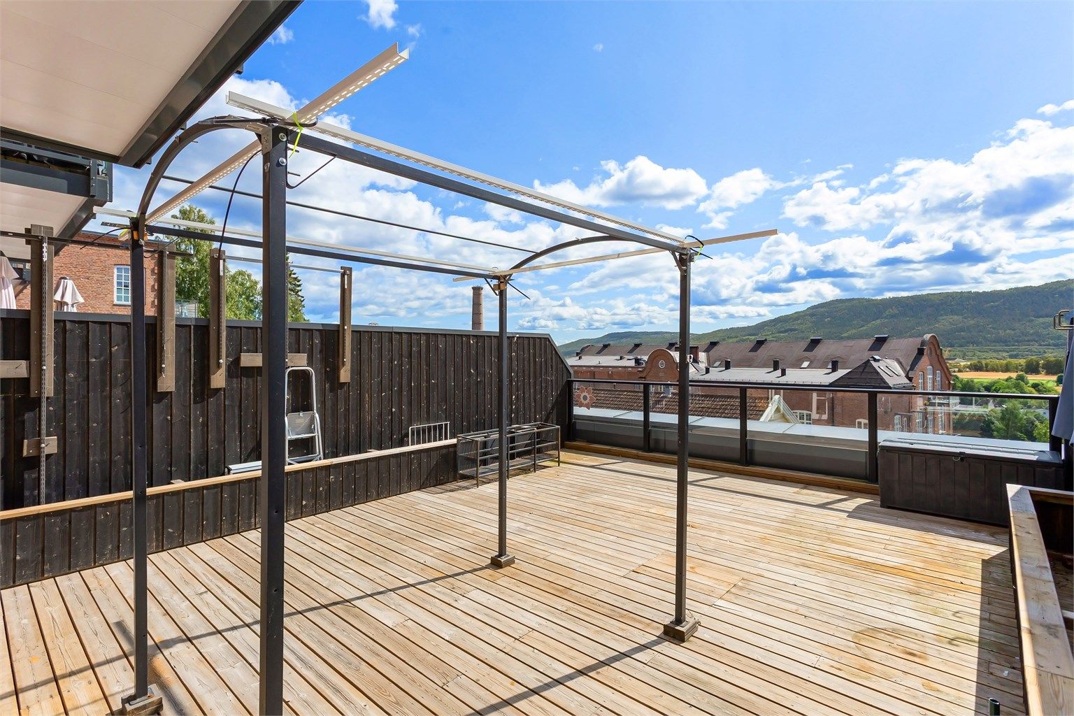 Fra stuen er det utgang til en delvis overbygget sydvendt takterrasse. Det anføres at ny eier må rette opp og fjerne tiltak som er utført på takterrassen.