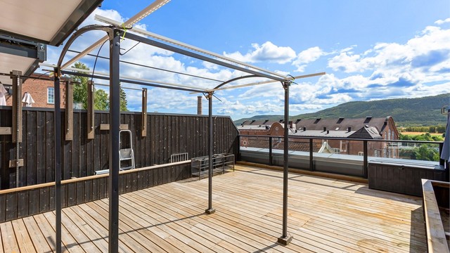 Fra stuen er det utgang til en delvis overbygget sydvendt takterrasse. Det anføres at ny eier må rette opp og fjerne tiltak som er utført på takterrassen.