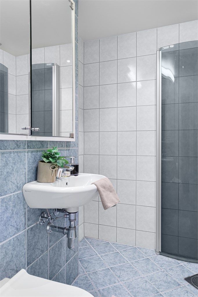 Flislagt bad med gulvvarme.  Innredet med vegghengt servant.