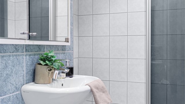 Flislagt bad med gulvvarme. Innredet med vegghengt servant.