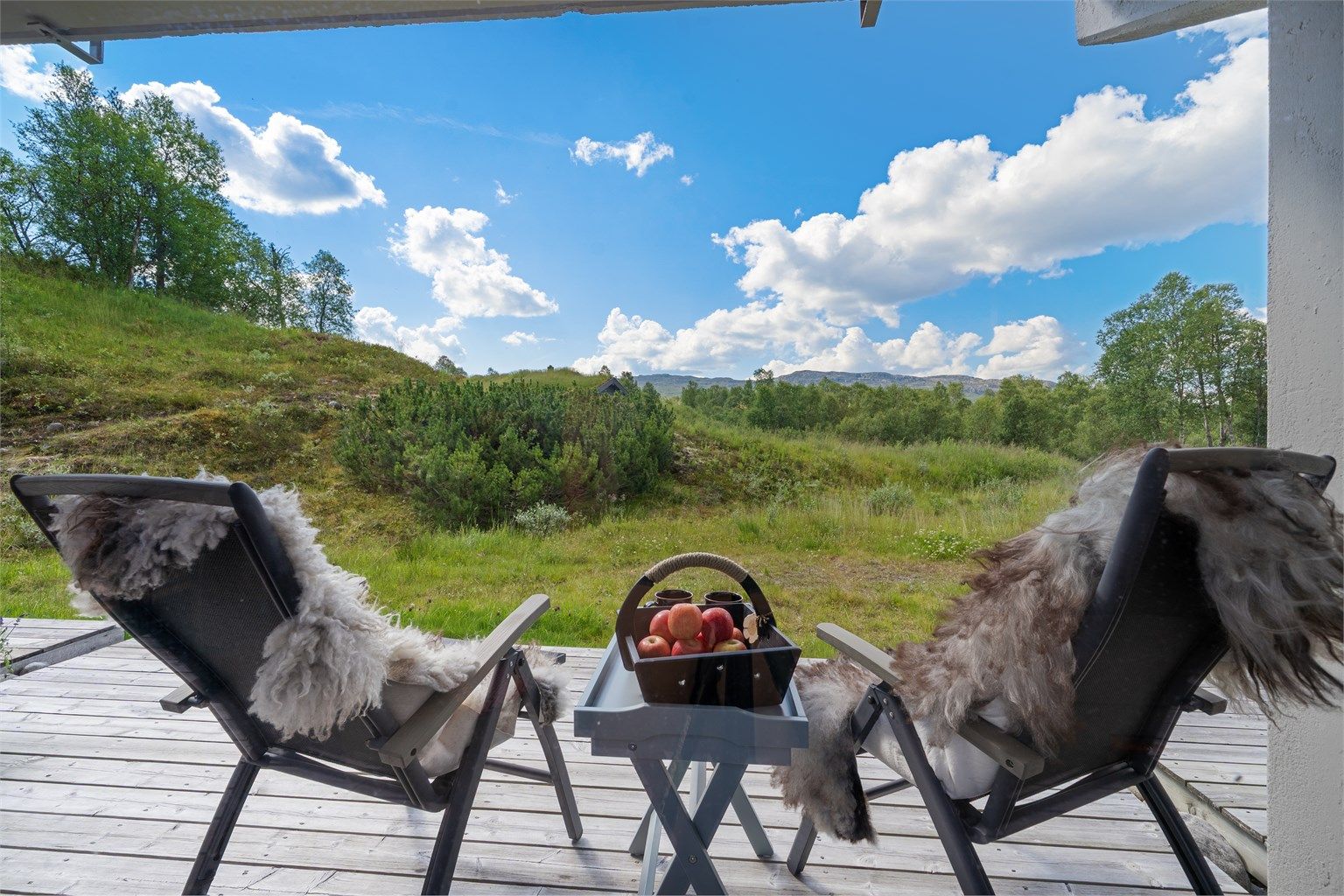 Gode solforhold og god utsikt fra verandaen.