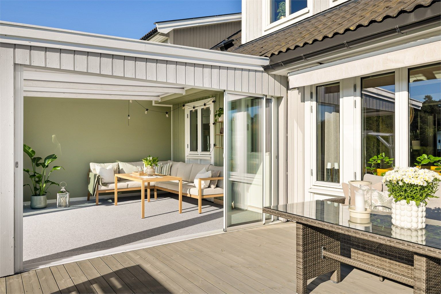 En lysfylt hagestue på nesten 15 kvm. ble oppført på terrassen rundt 2021.