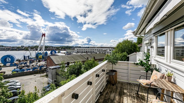 Leiligheten inngår i andre etasje, med altan mot øst og utsikt til Mossesundet.