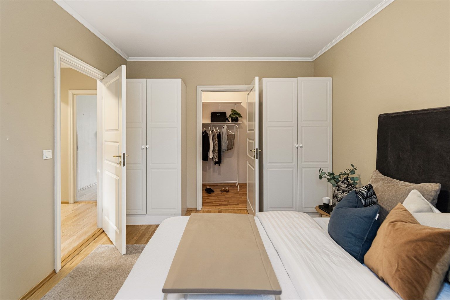God plass i walk-in closet.