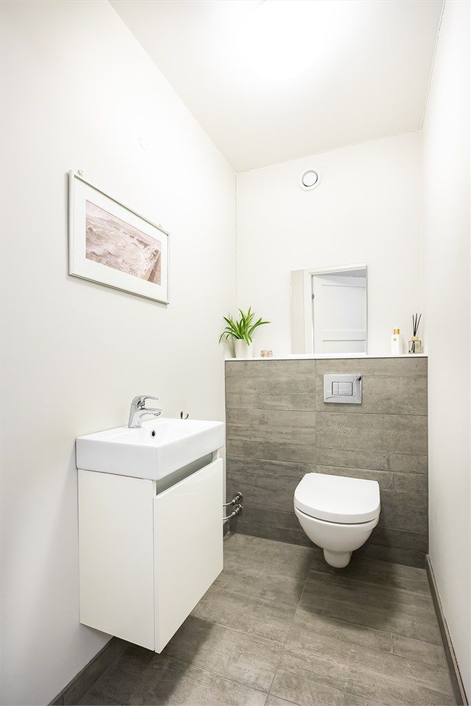 Praktisk toalettrom med adkomst fra entré.