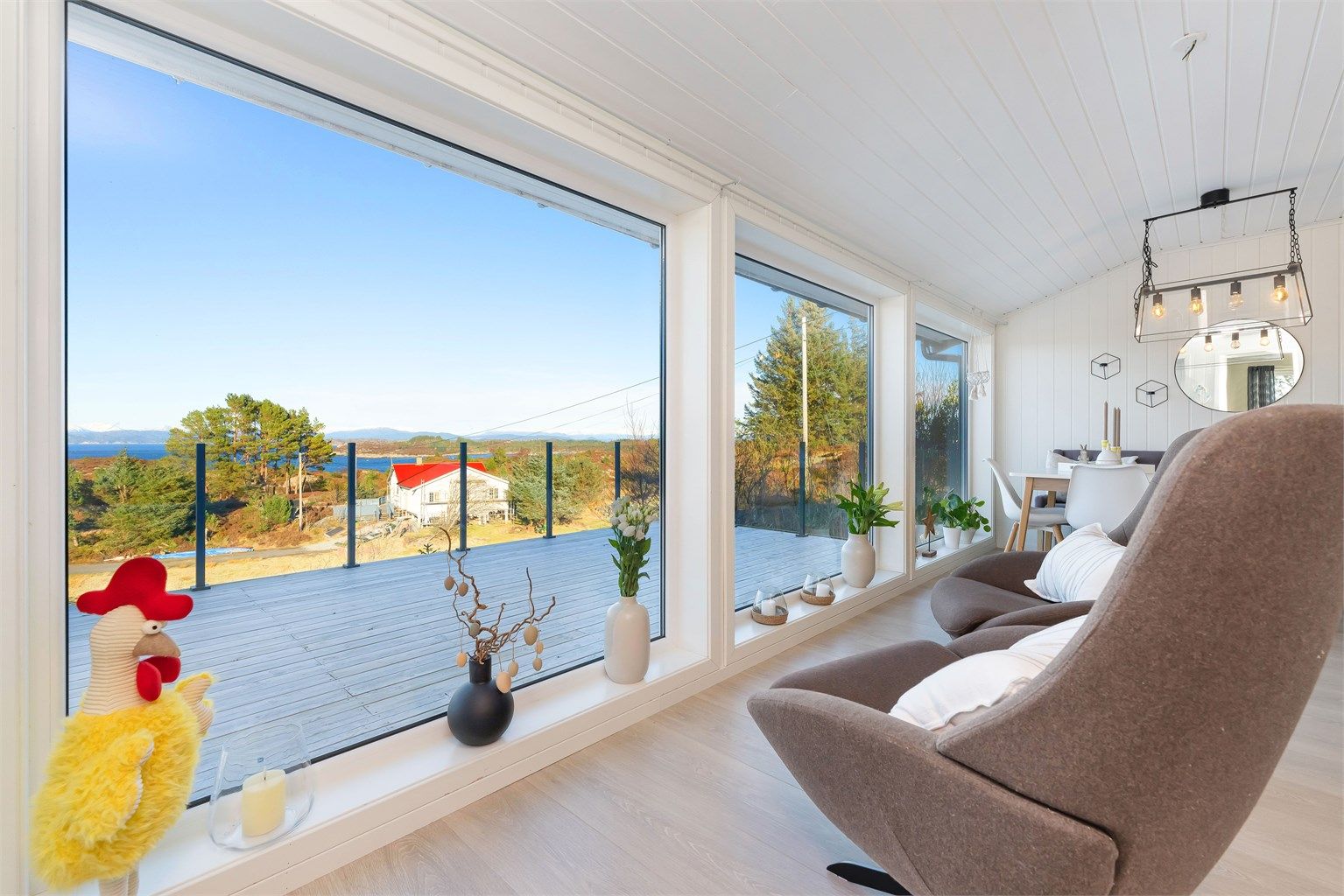 Store vinduer i stuen gir godt lysinnslipp og man har fri utsikt mot Krossfjorden og helt til Gullfjellet.