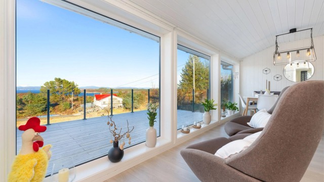 Store vinduer i stuen gir godt lysinnslipp og man har fri utsikt mot Krossfjorden og helt til Gullfjellet.