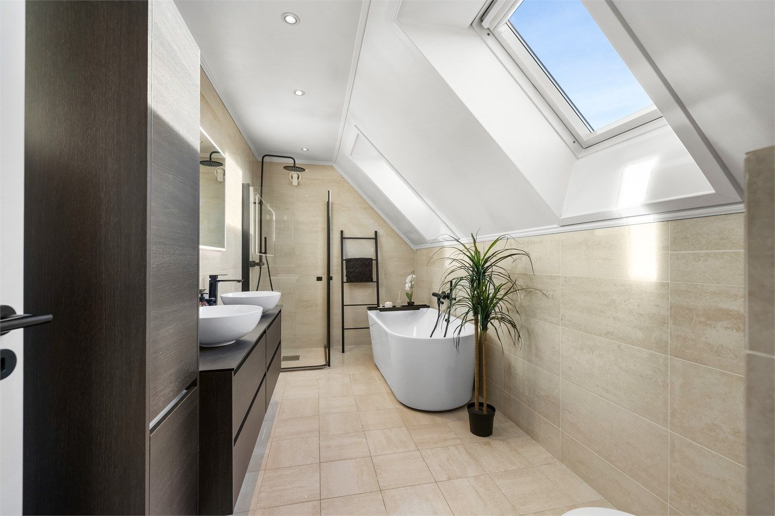 Hovedbadet i andre etasje har både badekar og dusjhjørne, samt takvindu som gir godt lys.