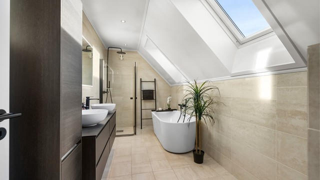 Hovedbadet i andre etasje har både badekar og dusjhjørne, samt takvindu som gir godt lys.