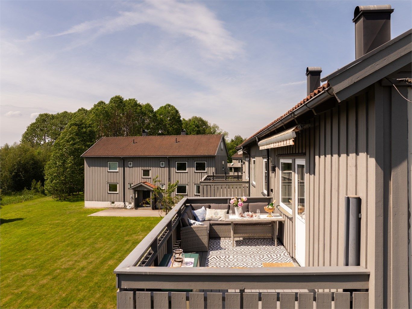 På altanen er det sol dagen gjennom, sommerstid fra formiddag til kveld.