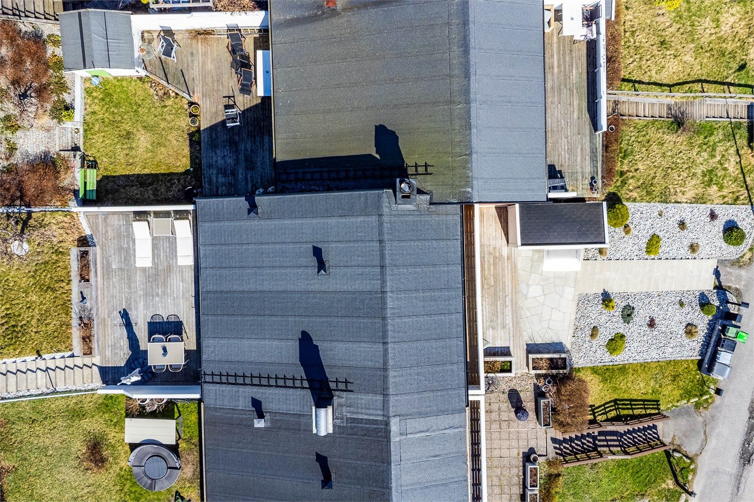 Stor innsats er lagt ned i opparbeiding av inviterende utearealer på begge sider av boligen.