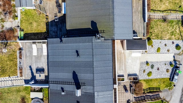 Stor innsats er lagt ned i opparbeiding av inviterende utearealer på begge sider av boligen.