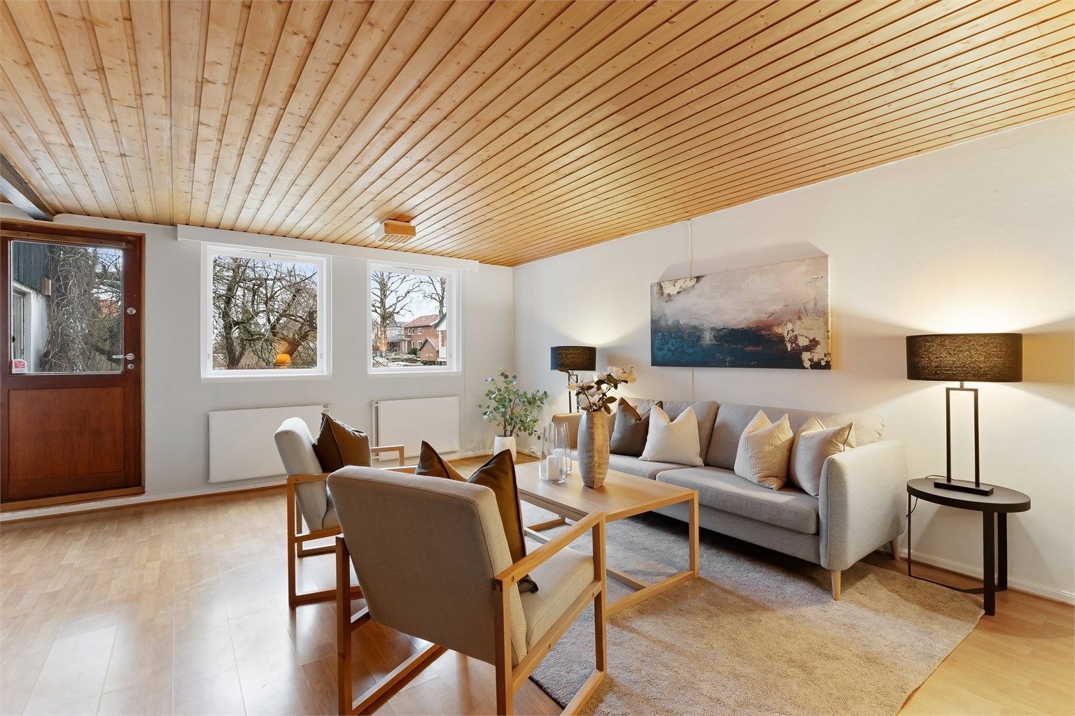 Fra stuen er det direkte utgang til en terrasse på 10 m² og hagen.