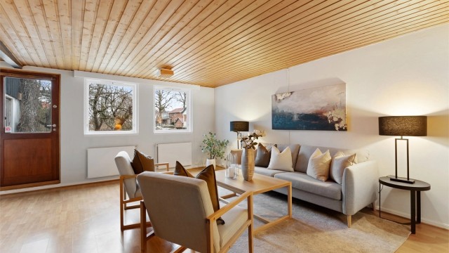 Fra stuen er det direkte utgang til en terrasse på 10 m² og hagen.