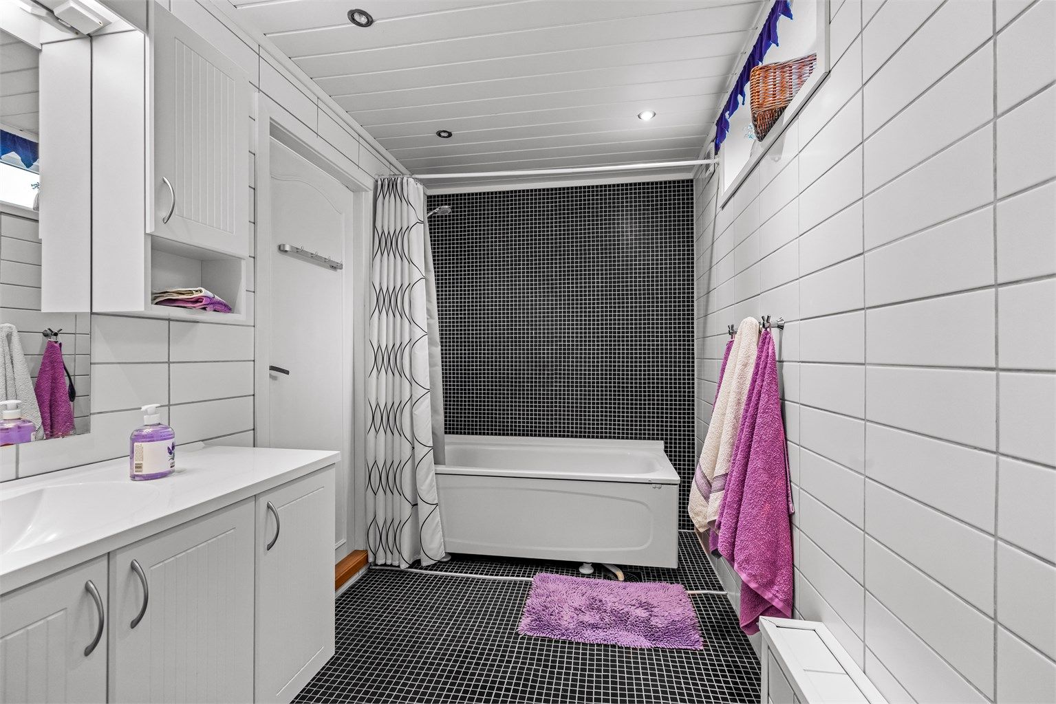 Badet i underetasjen ble oppgradert i 2011 og har badekar og gulvvarme.
