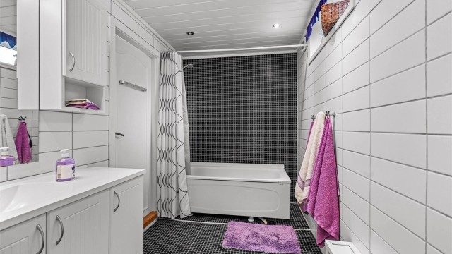 Badet i underetasjen ble oppgradert i 2011 og har badekar og gulvvarme.