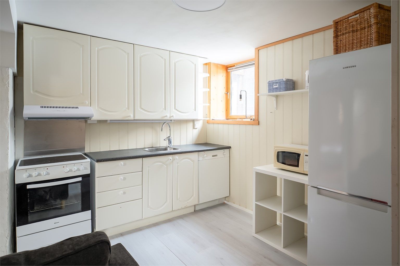 Kjelleretasjen er på hele 49 kvm., og består av vindfang, stue/kjøkken, to soverom, gang, trapperom og bad