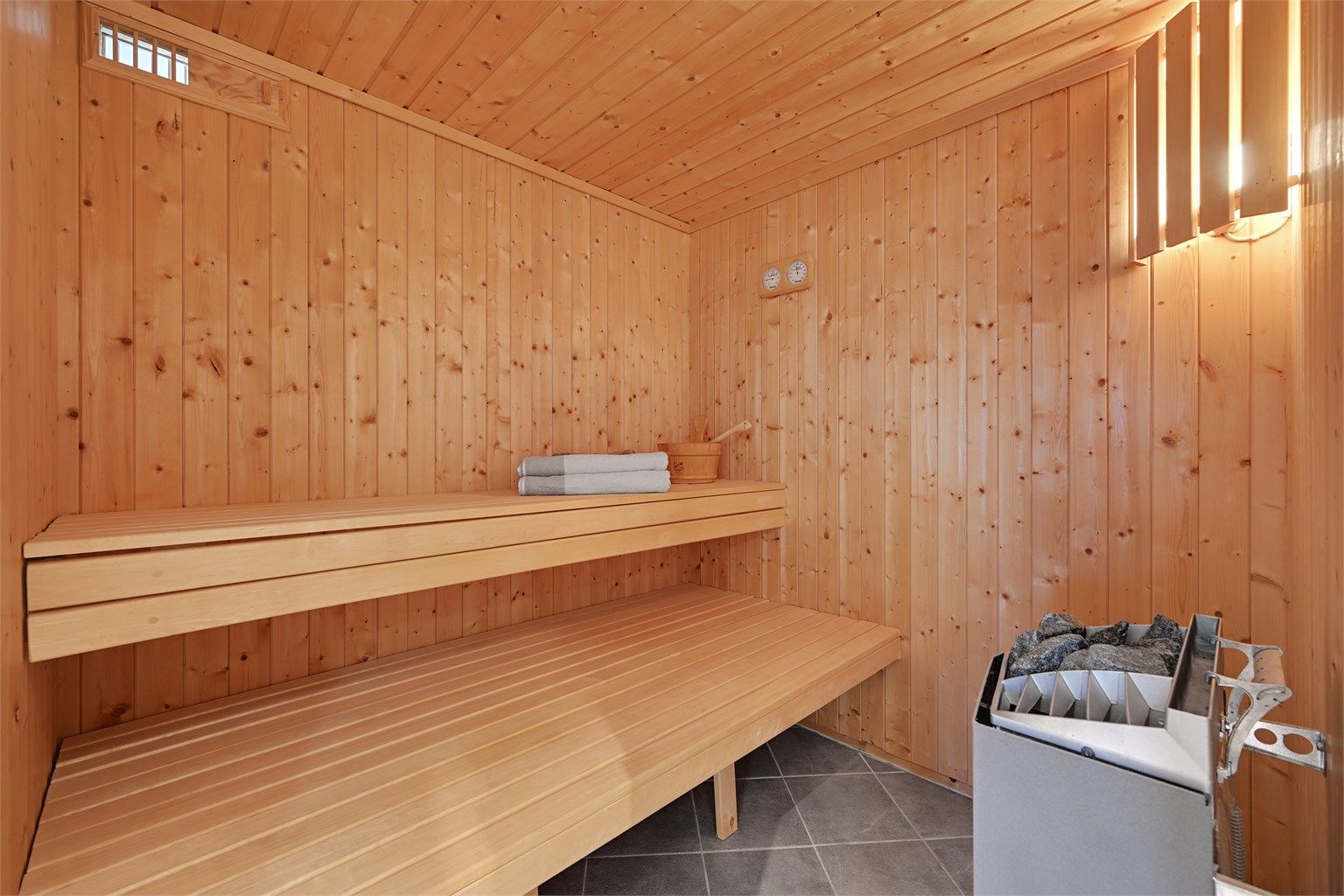 I tilknytning til badet finner du en romslig badstue med plassbygde benker i osp og elektrisk ovn.