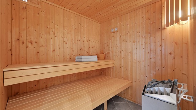 I tilknytning til badet finner du en romslig badstue med plassbygde benker i osp og elektrisk ovn.