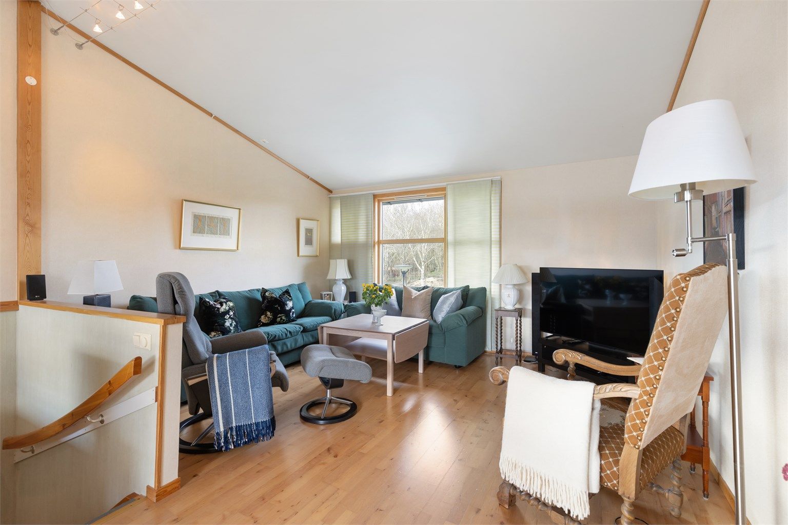 Den gode takhøyden og de store vindusflatene gir en lys og åpen romfølelse.