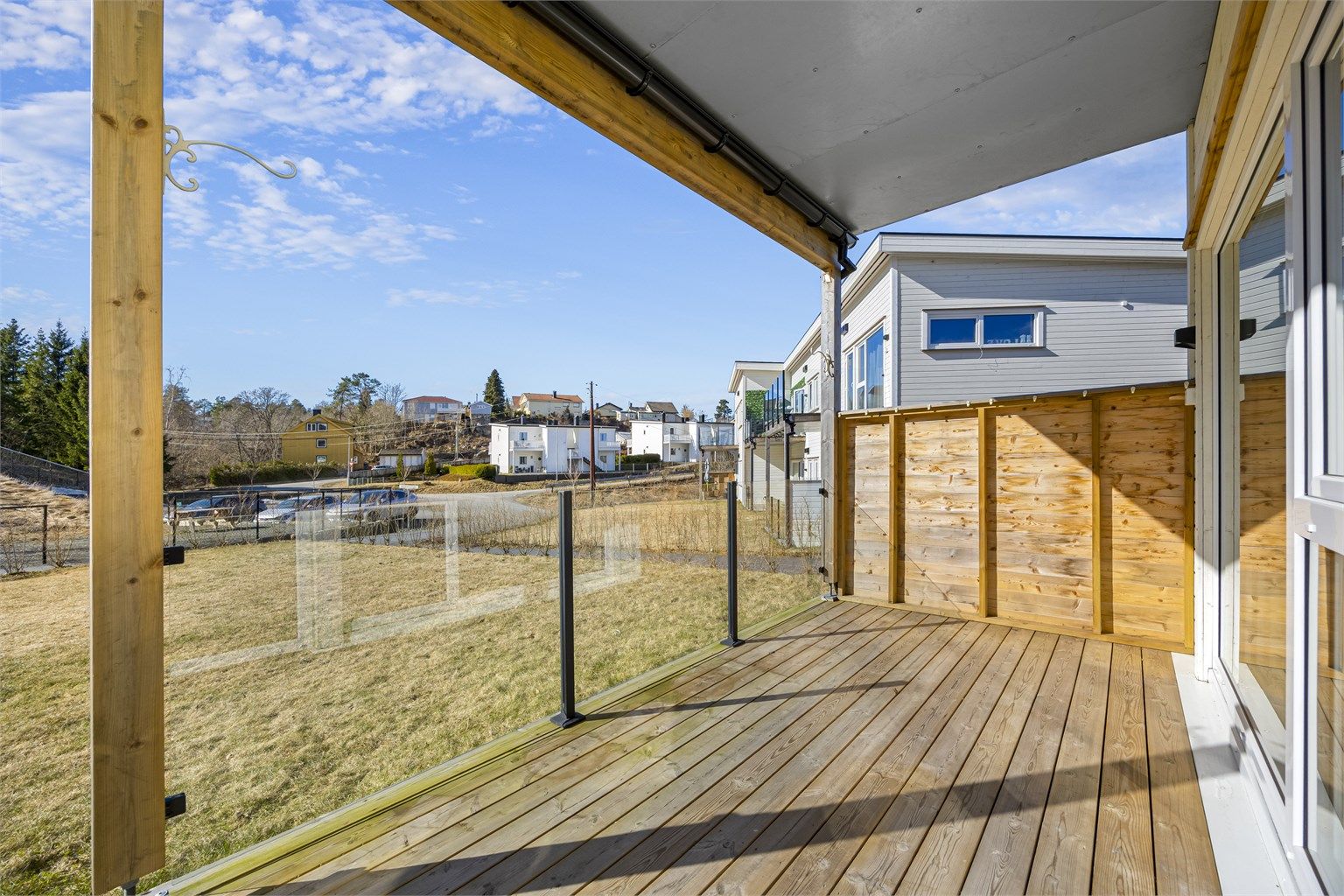 Fin terrasse, få meter fra felles p-plass.