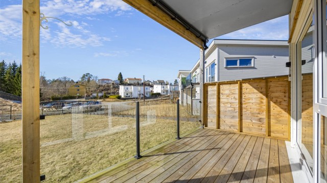 Fin terrasse, få meter fra felles p-plass.