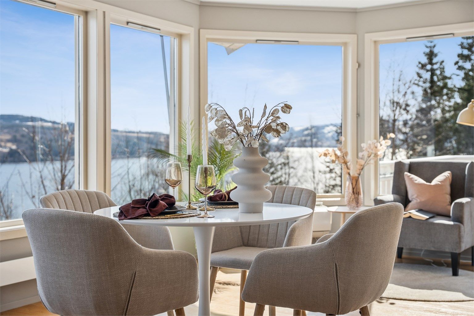 Oppholdsrommene er romslige og lyse, med store vindusflater som slipper inn rikelig med dagslys og samtidig fremhever den flotte utsikten.