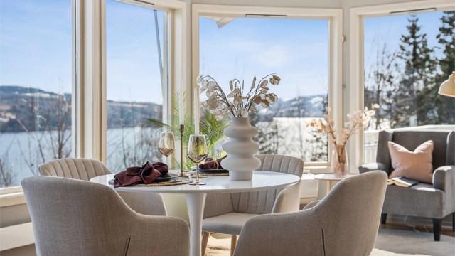 Oppholdsrommene er romslige og lyse, med store vindusflater som slipper inn rikelig med dagslys og samtidig fremhever den flotte utsikten.