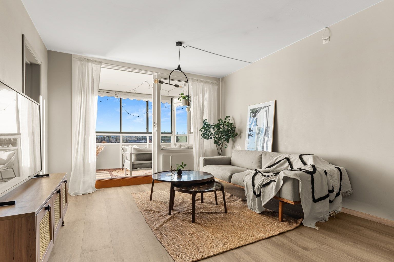 Robin Lauritzen v/ Eiendomsmegler Krogsveen har  gleden av å presentere Ludvig Karstens vei 8! En lys og arealeffektiv 3-roms andelsleilighet med innglasset balkong og gjennomgående god standard!