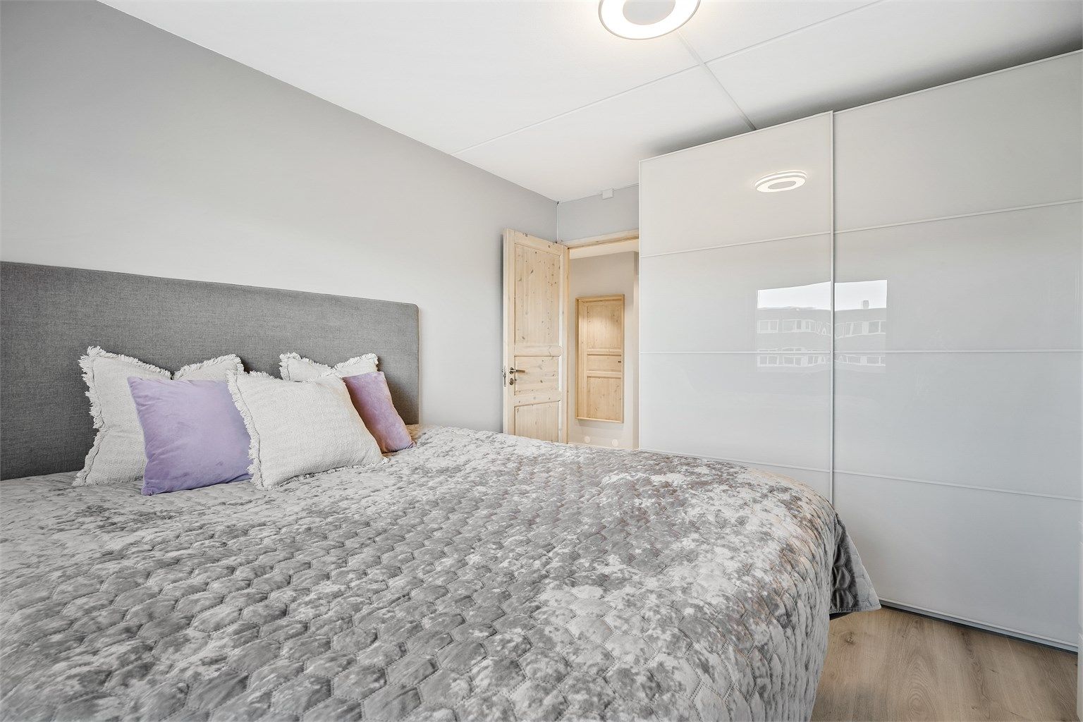 Gjennomgående materialvalg med laminat på gulv og profilerte innerdører. Garderobe medfølger ikke.