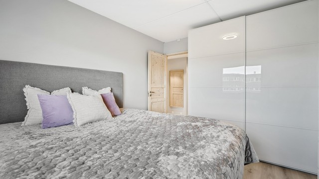Gjennomgående materialvalg med laminat på gulv og profilerte innerdører. Garderobe medfølger ikke.