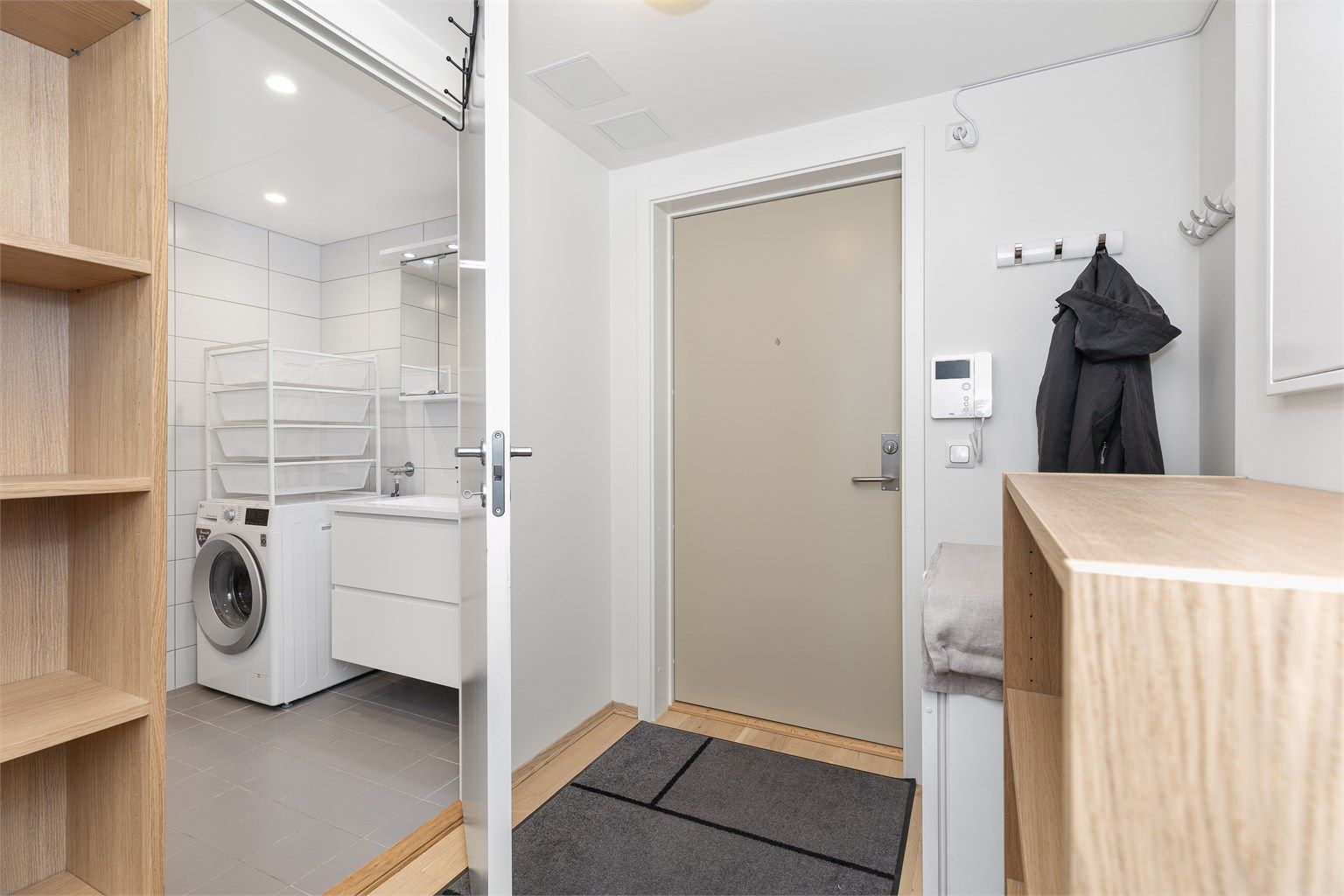 Innbydende gang med plass til å henge fra seg yttertøy.