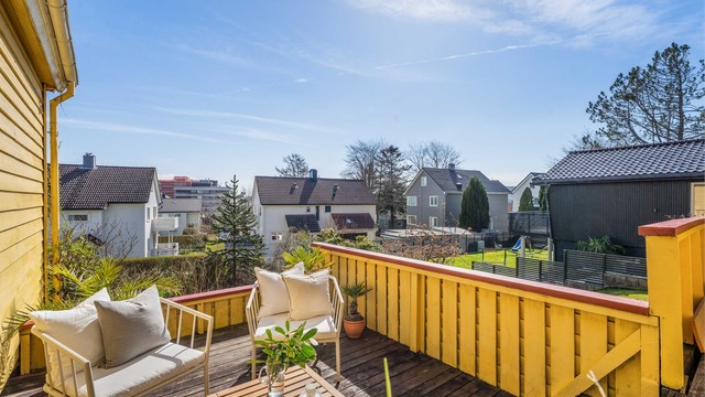 Terrassen vender ut mot den store, solrike sørvendte hagen og har god plass til en sittegruppe.