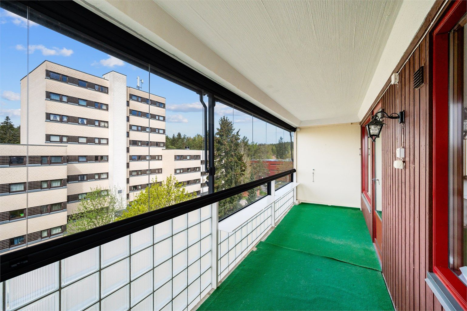 Fra stuen er det utgang til en herlig innglasset balkong på ca. 12 kvm. Balkongen er vestvendt og byr på flott ettermiddags- og kveldssol.