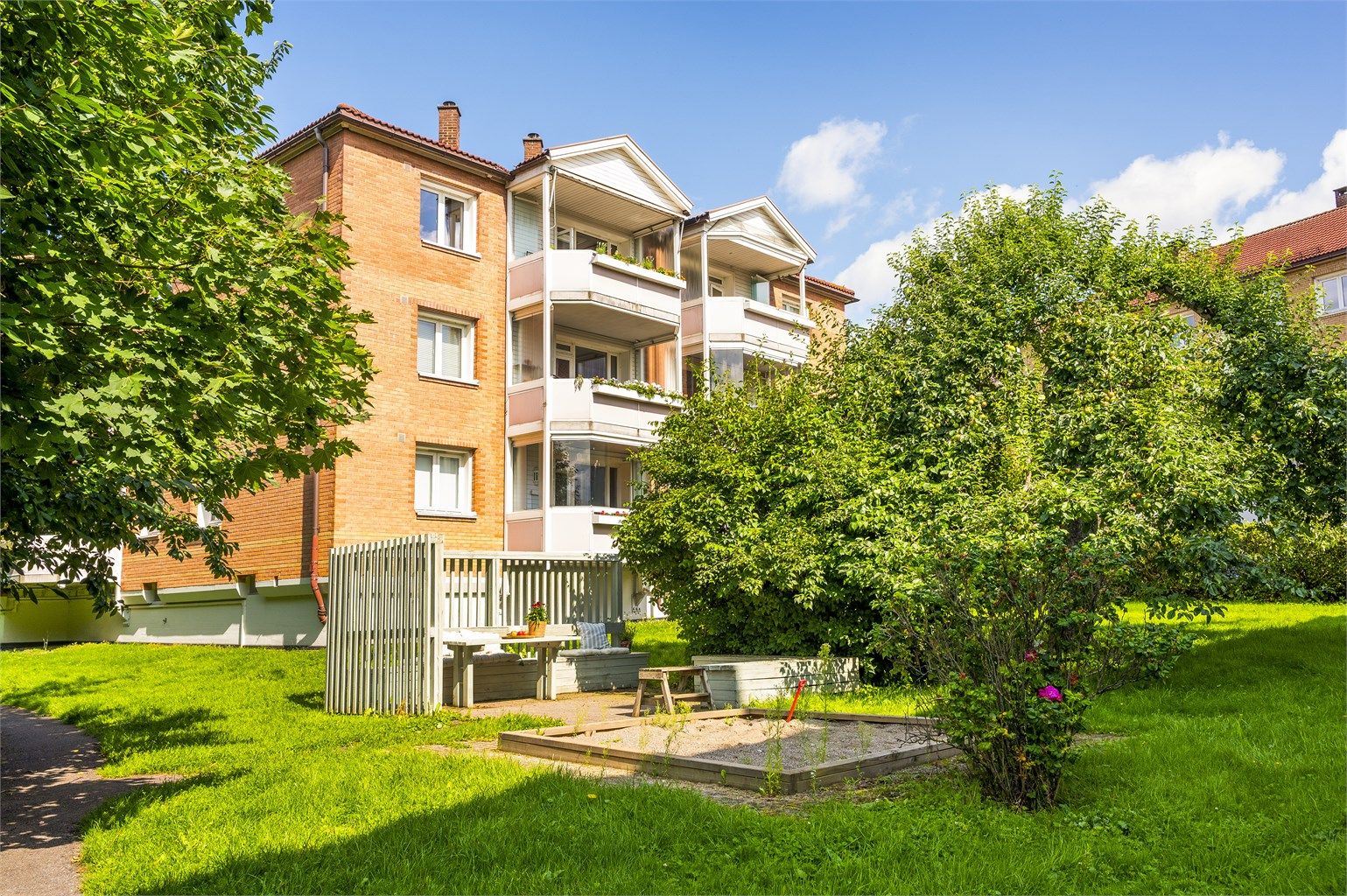 Lilleberg Borettslag er veldrevet og har store, grønne fellesarealer med lekeplasser.