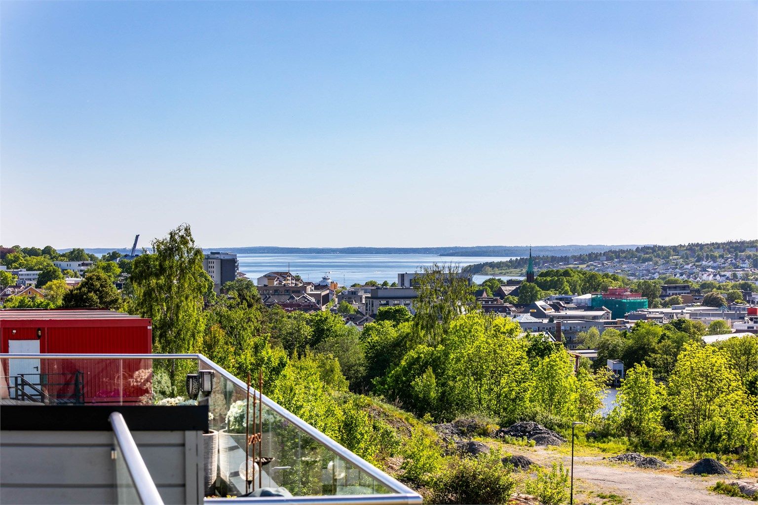 På takaltanen sees betagende utsikt til Oslofjorden i syd.