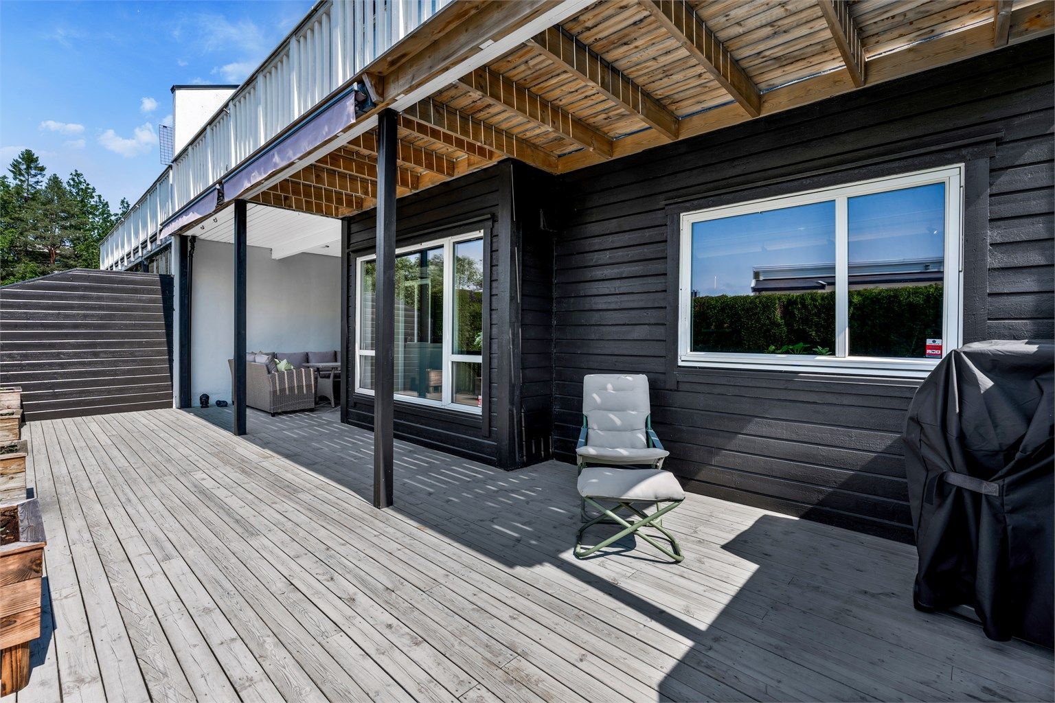 Leiligheten har en stor, vestvendt markterrasse på hele 40 kvm med gode solforhold.
Foto: ...............