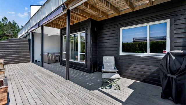 Leiligheten har en stor, vestvendt markterrasse på hele 40 kvm med gode solforhold.
Foto: ...............